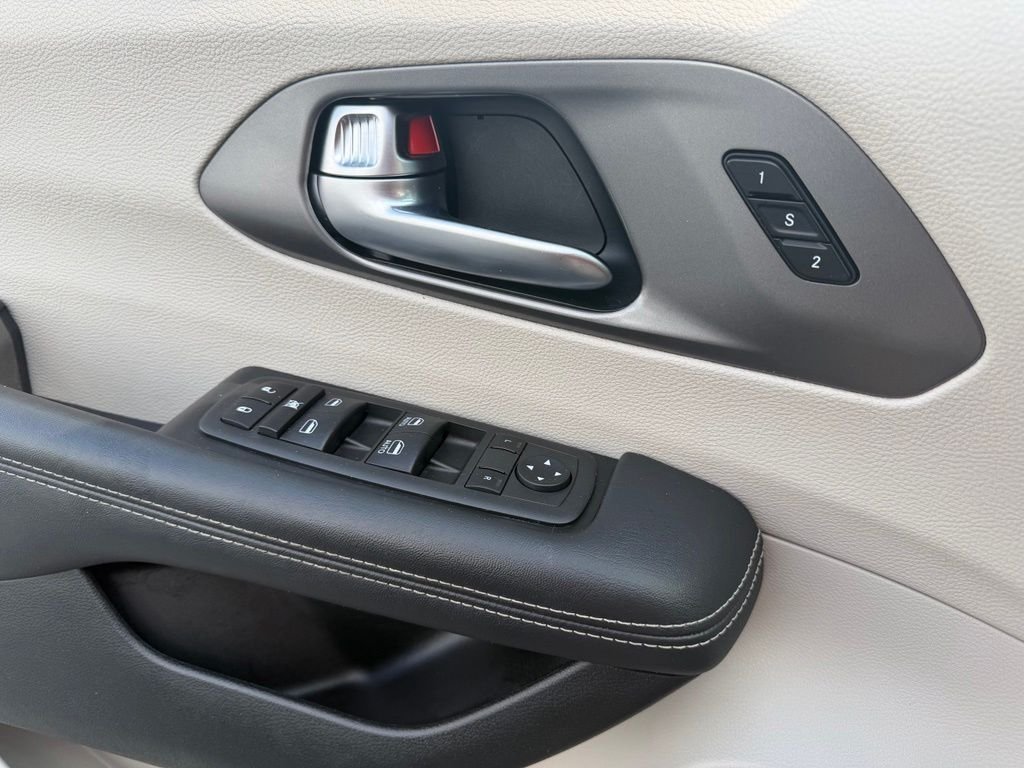 Used 2023 Black Chrysler Touring L image 15