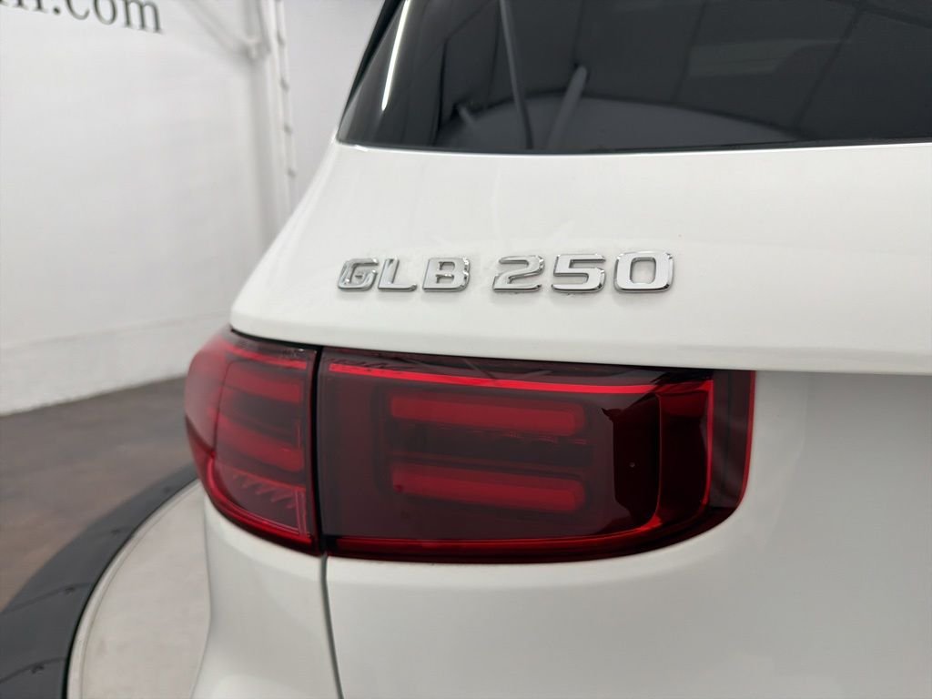 Used 2026 Polar White Mercedes-Benz GLB 250 image 11
