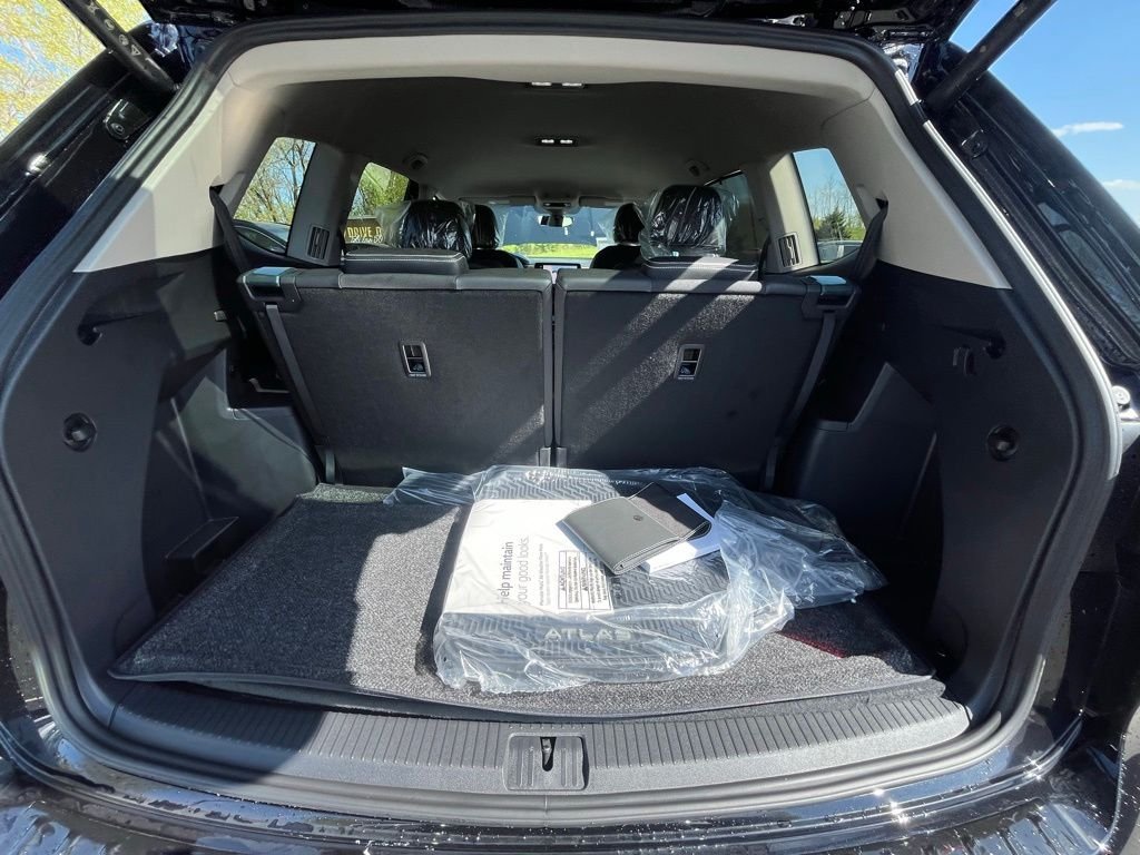 New 2026 Black Volkswagen 2.0T SE w/Technology image 24