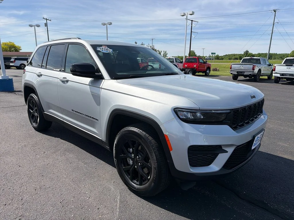 Used 2025 Silver Jeep Altitude image 7