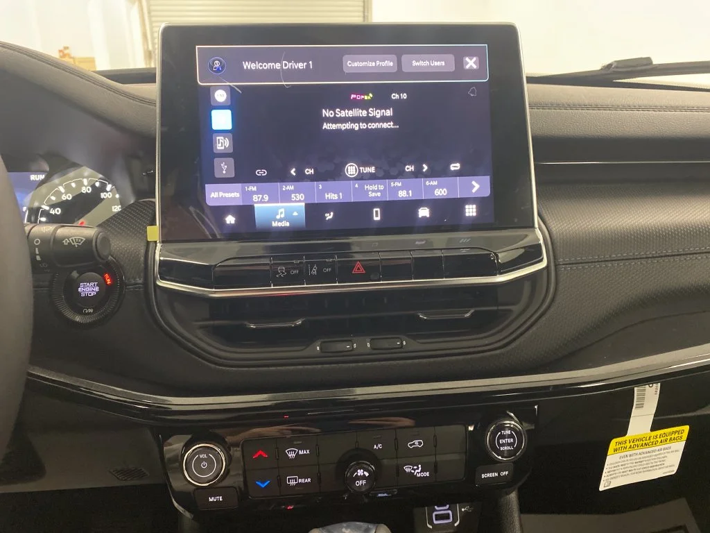 New 2027 Gray Jeep Latitude image 20