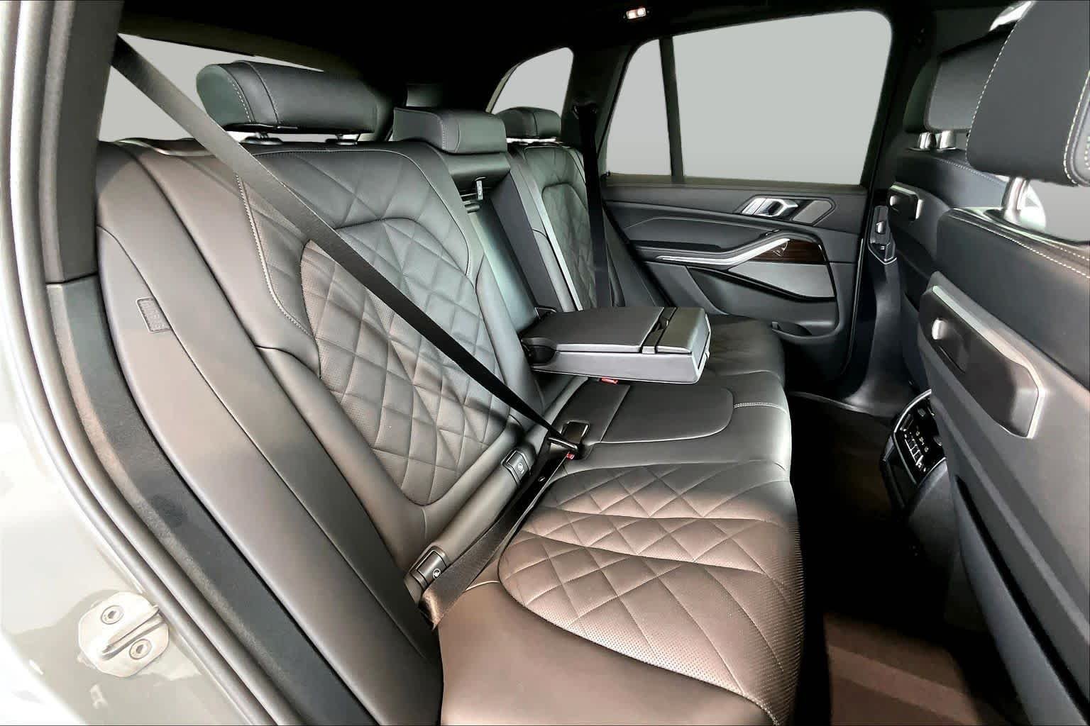 Used 2026 Skyscraper Grey Metallic BMW sDrive40i image 21