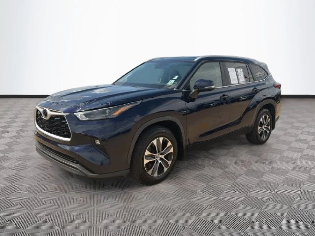 Certified Used 2023  Toyota XLE image 3