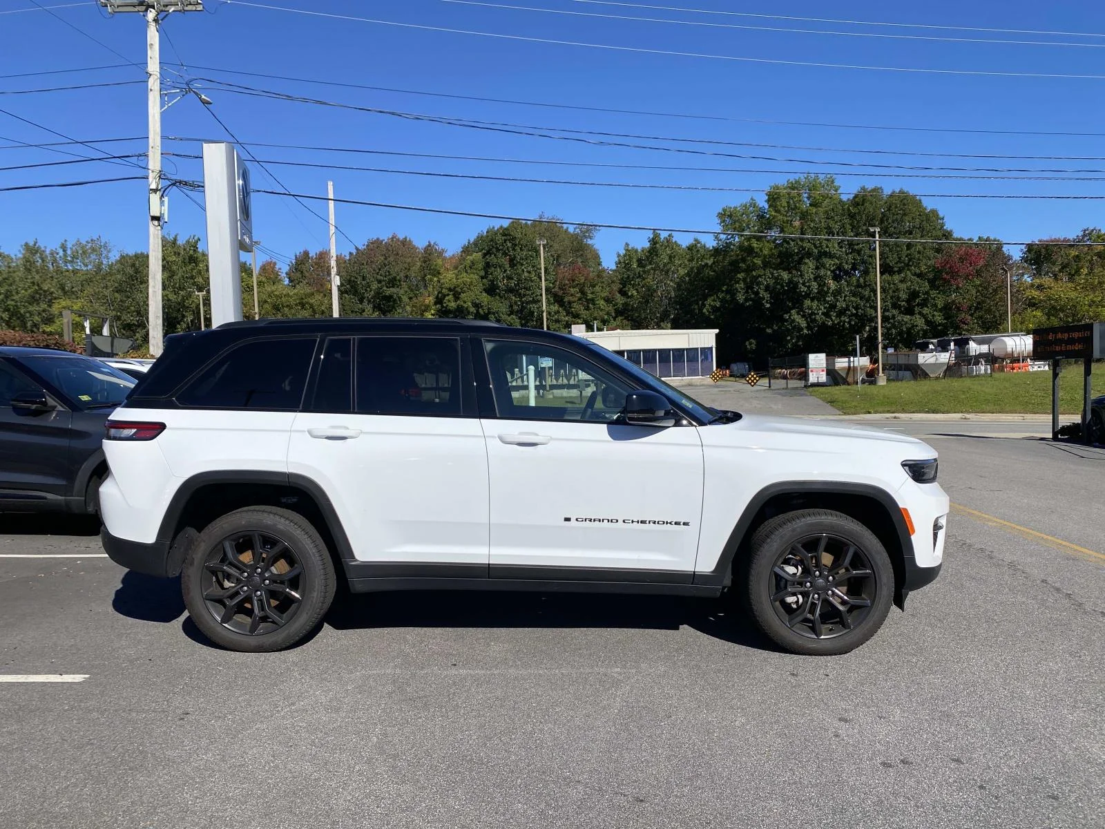 Used 2025 Bright White Clearcoat Jeep Limited 4x4 image 5