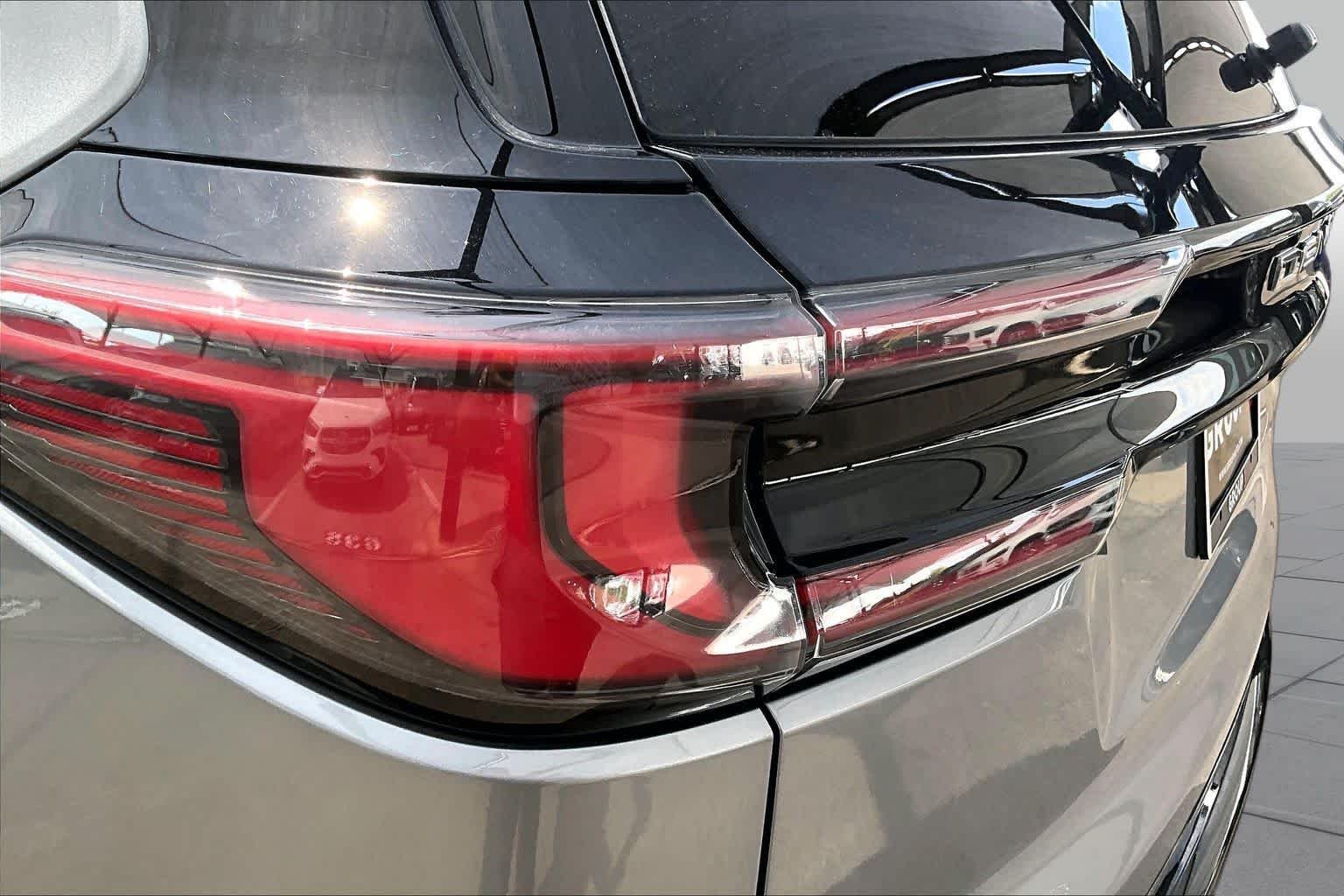 Used 2024 Sterling Metallic GMC FWD Denali image 29
