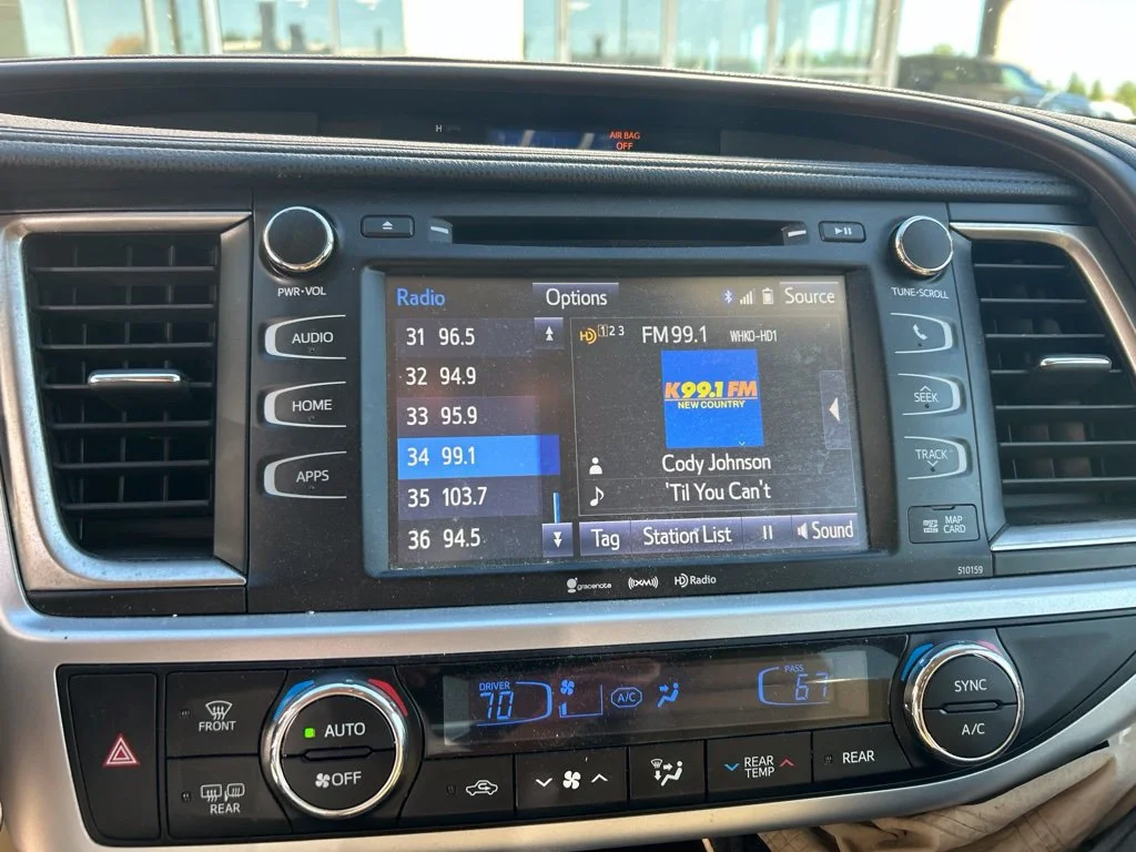 Used 2016  Toyota XLE V6 image 6