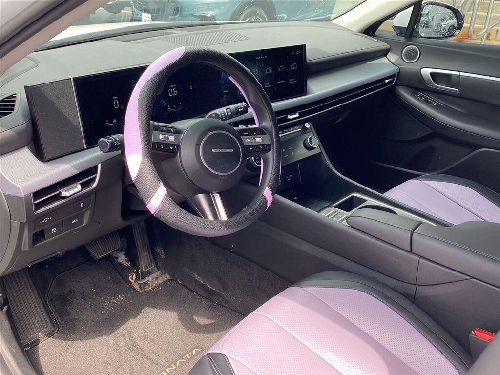 Used 2025  Hyundai  image 10