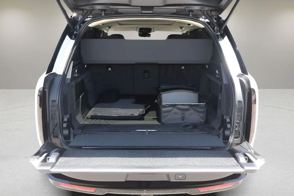 New 2026 Ostuni Pearl White Land Rover SE image 15