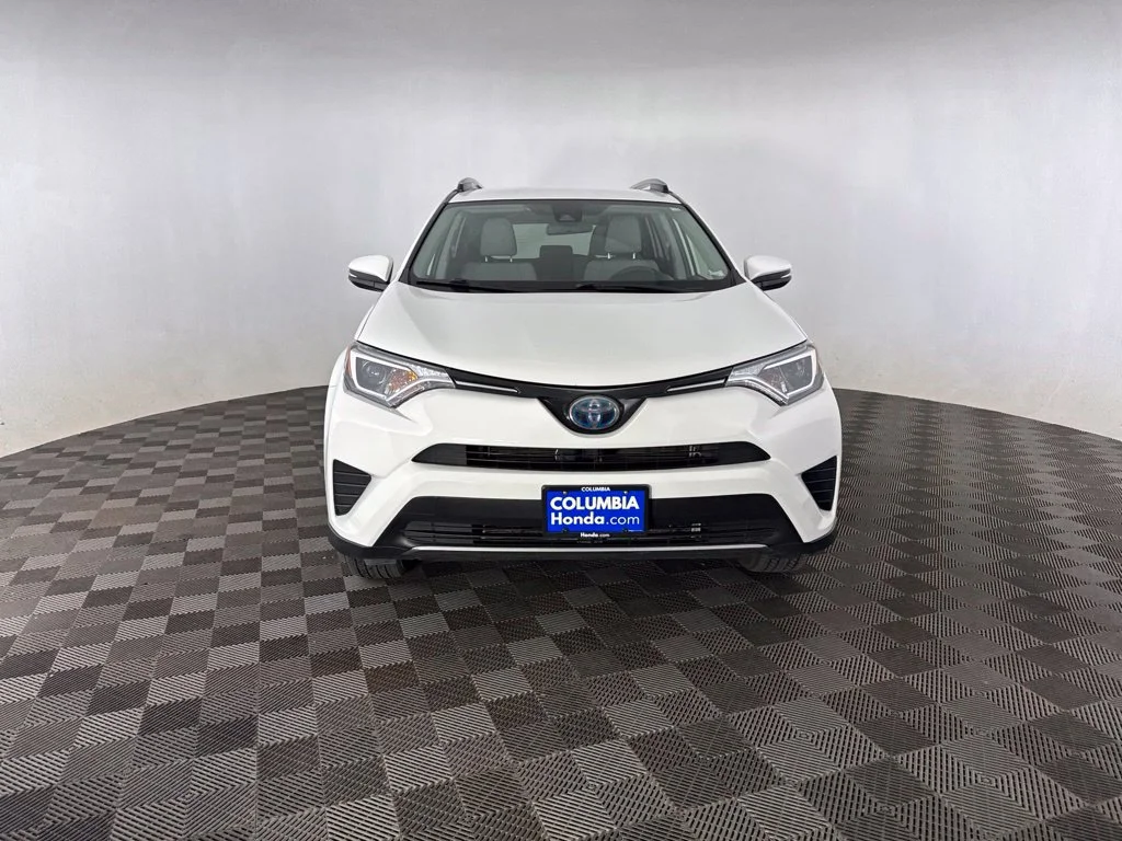 Used 2018 White Toyota LE image 3