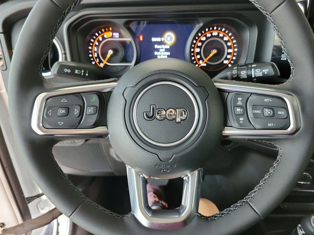 New 2025 Bright White Clear-Coat Exterior Paint Jeep Sahara image 9