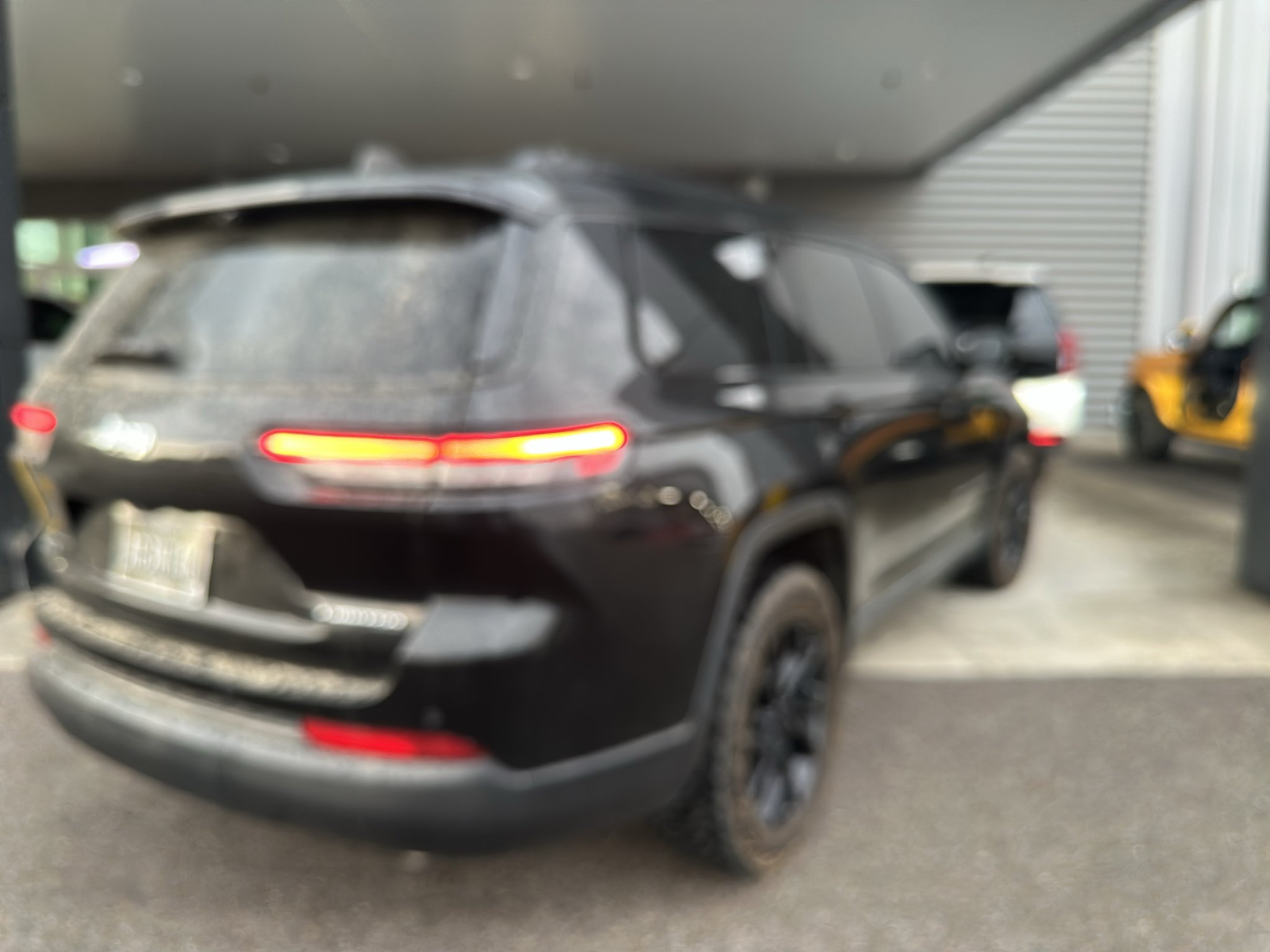 Used 2023 Diamond Black Crystal Pearlcoat Jeep Limited image 2