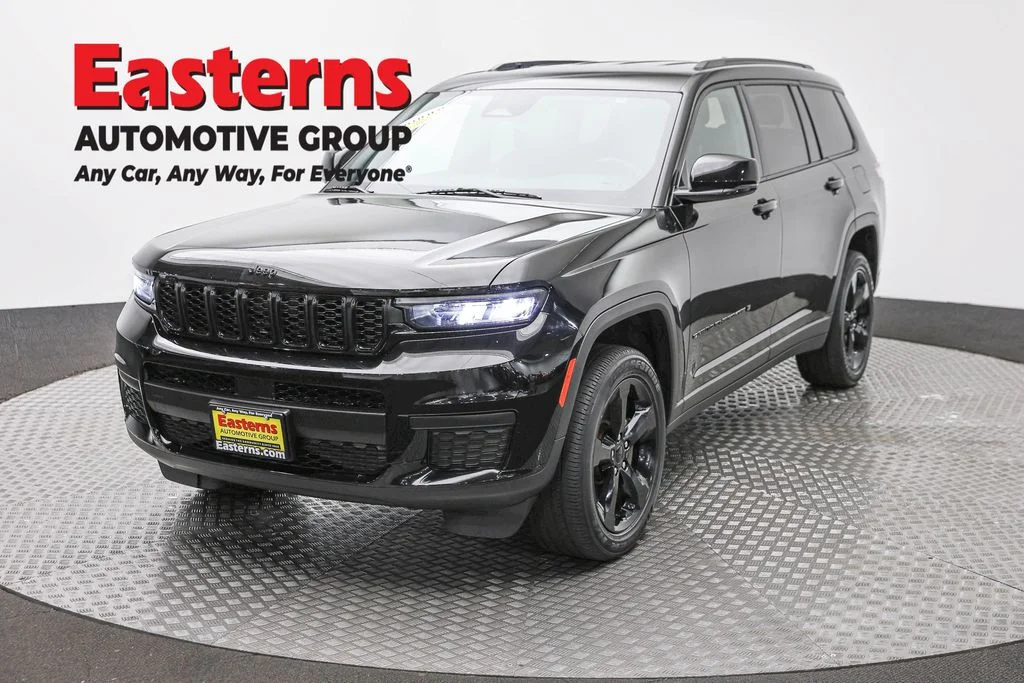 Used 2023 Black Jeep Altitude image 1