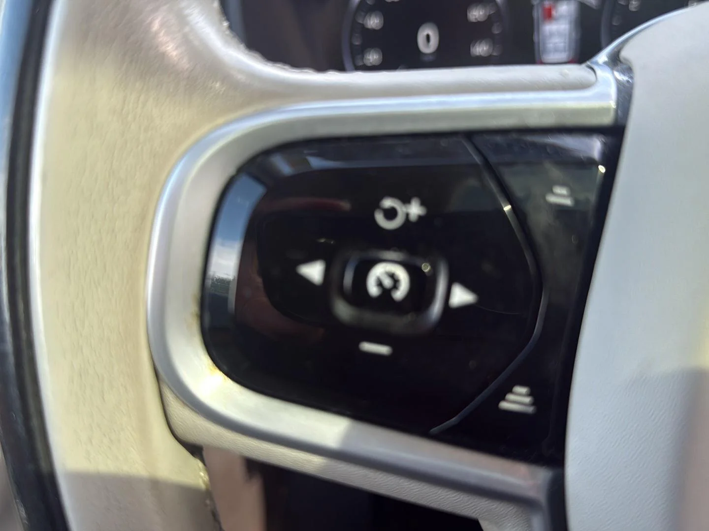 Used 2021 Bright Silver Metallic Volvo Momentum image 24