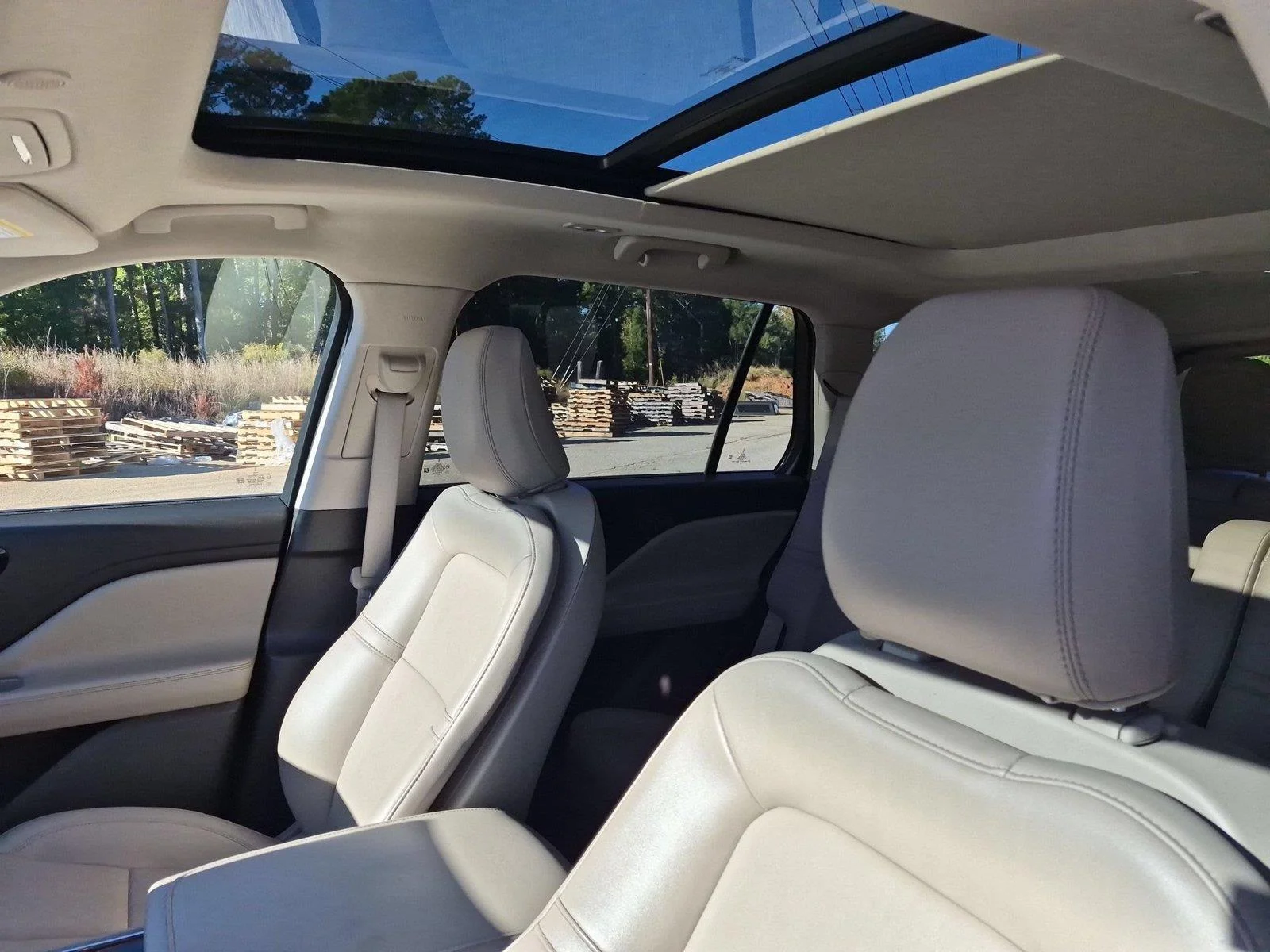 Used 2023 Silver Radiance Metallic Clearcoat Lincoln Standard image 17