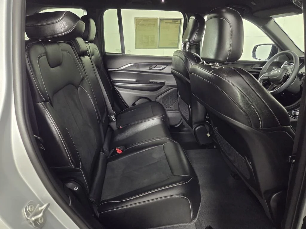 Used 2025 Silver Zynith Jeep Altitude image 31