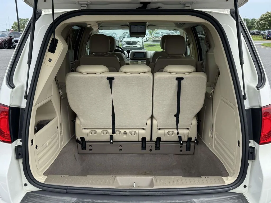 Used 2010 White Volkswagen SE image 27