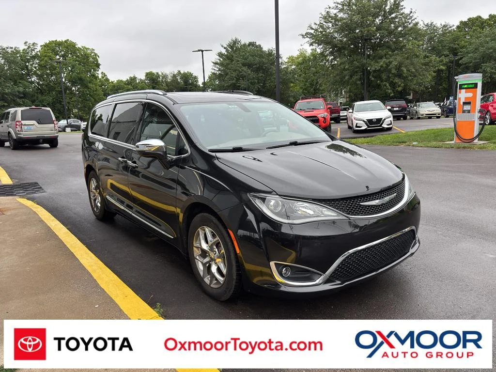 2017 Chrysler Pacifica Limited's photo