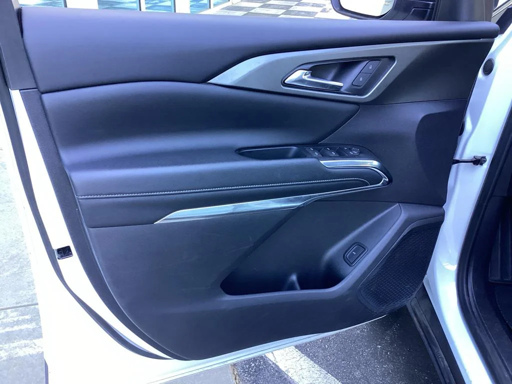 Used 2024 Summit White Chevrolet LT image 24