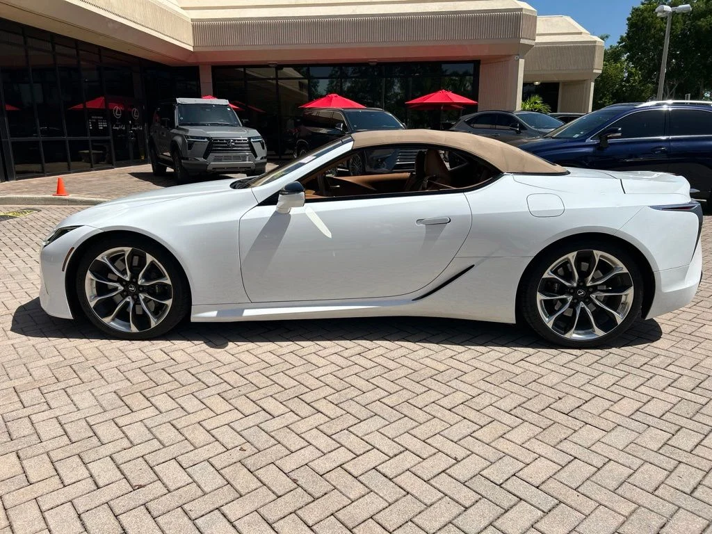 Used 2021 White Lexus 500 image 18