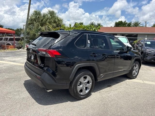2025 Toyota RAV4 XLE - Photo 12