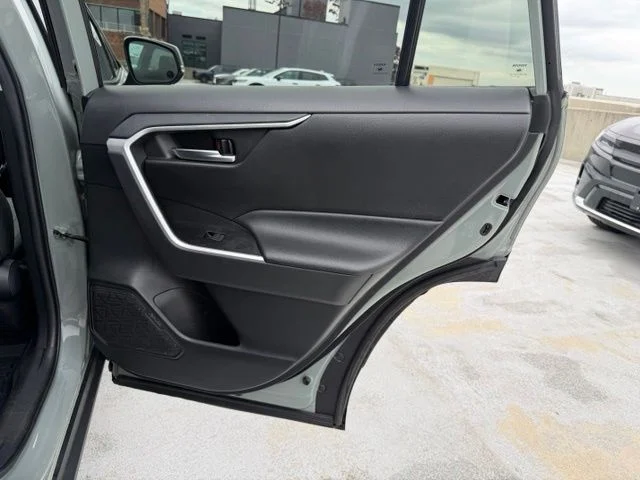 Used 2021  Toyota XLE image 16