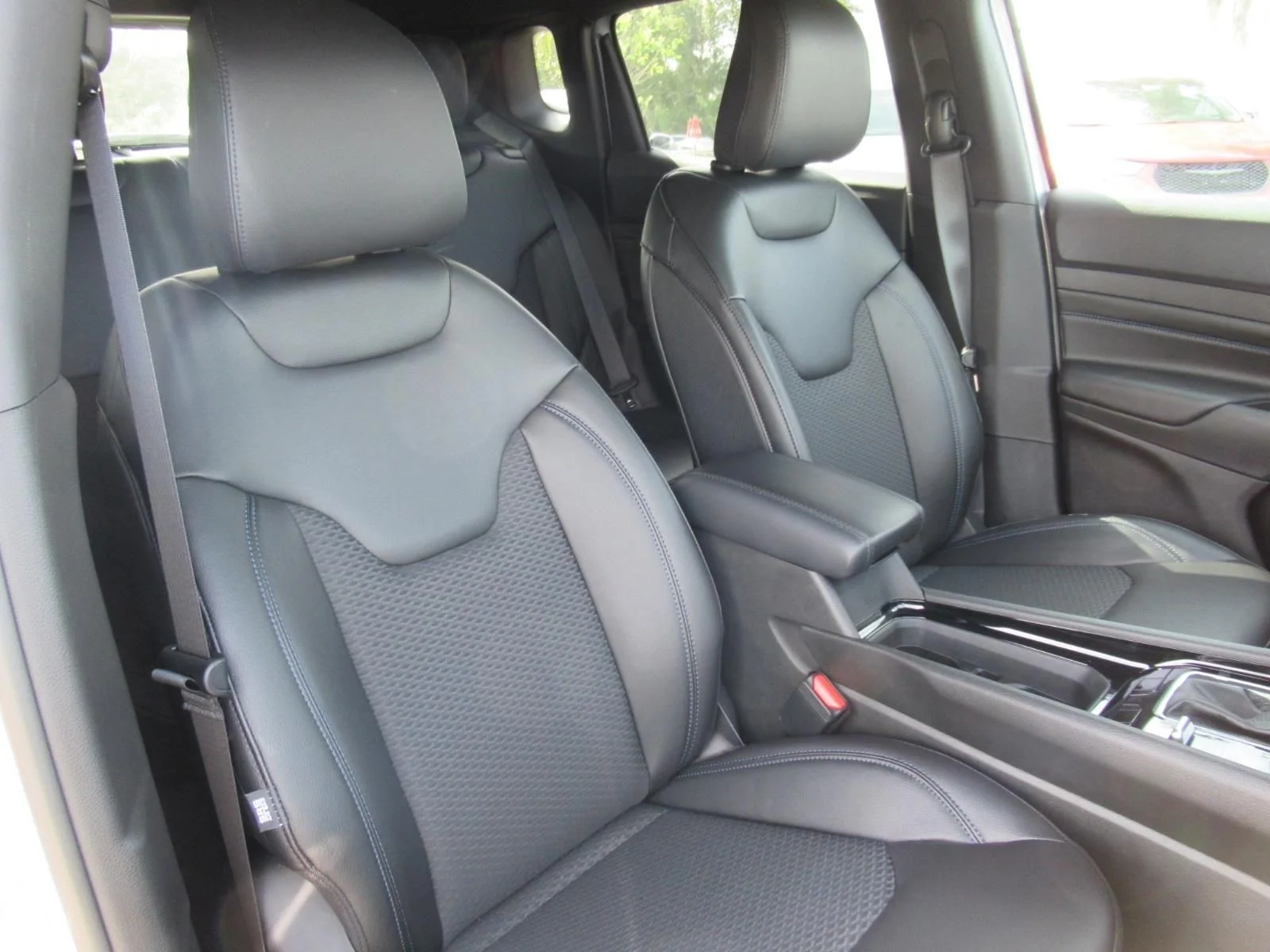 New 2026 Silver Zynith Metallic Clear-Coat Exterior Paint Jeep Latitude image 9