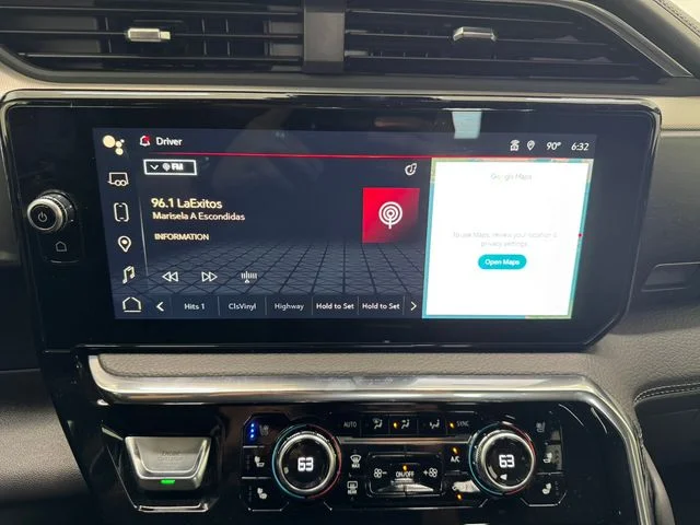 Used 2025 White Frost Tricoat GMC Denali image 29