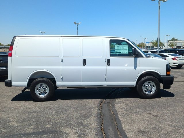 New 2026 Summit White Chevrolet WT image 9
