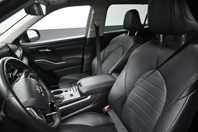 Used 2021 Black Toyota XLE image 27
