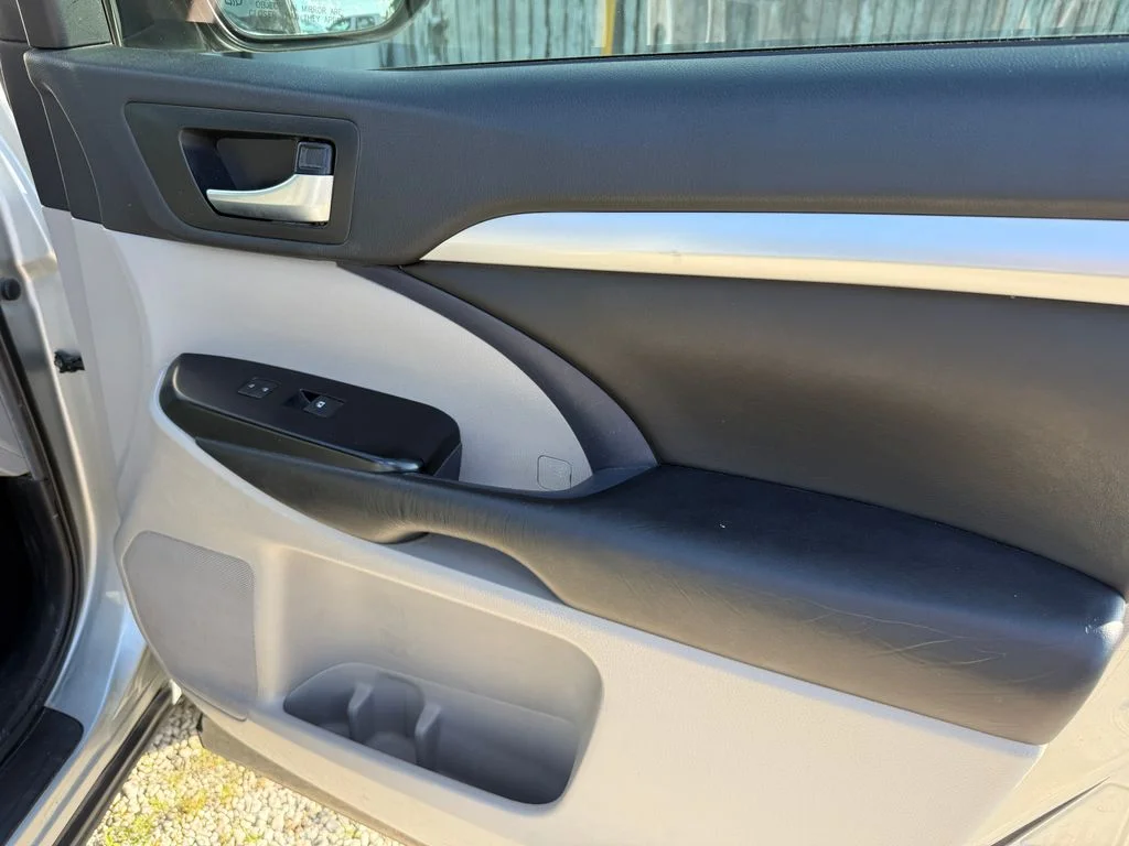 Used 2019 Silver Toyota XLE image 8