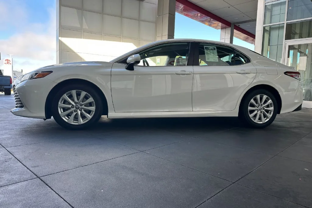 Used 2020 White Toyota LE image 7