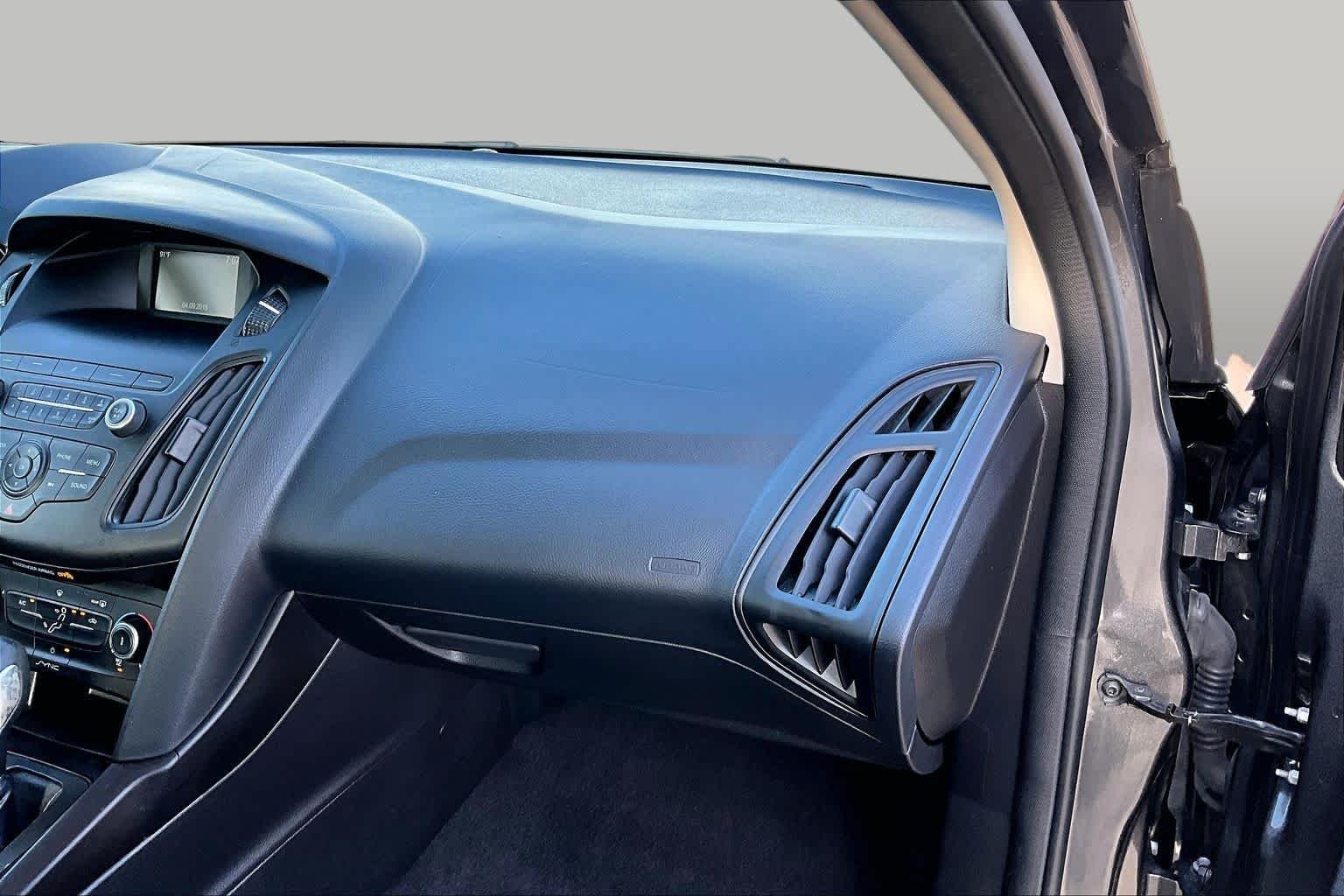 Used 2018 Magnetic Metallic Ford SE image 19