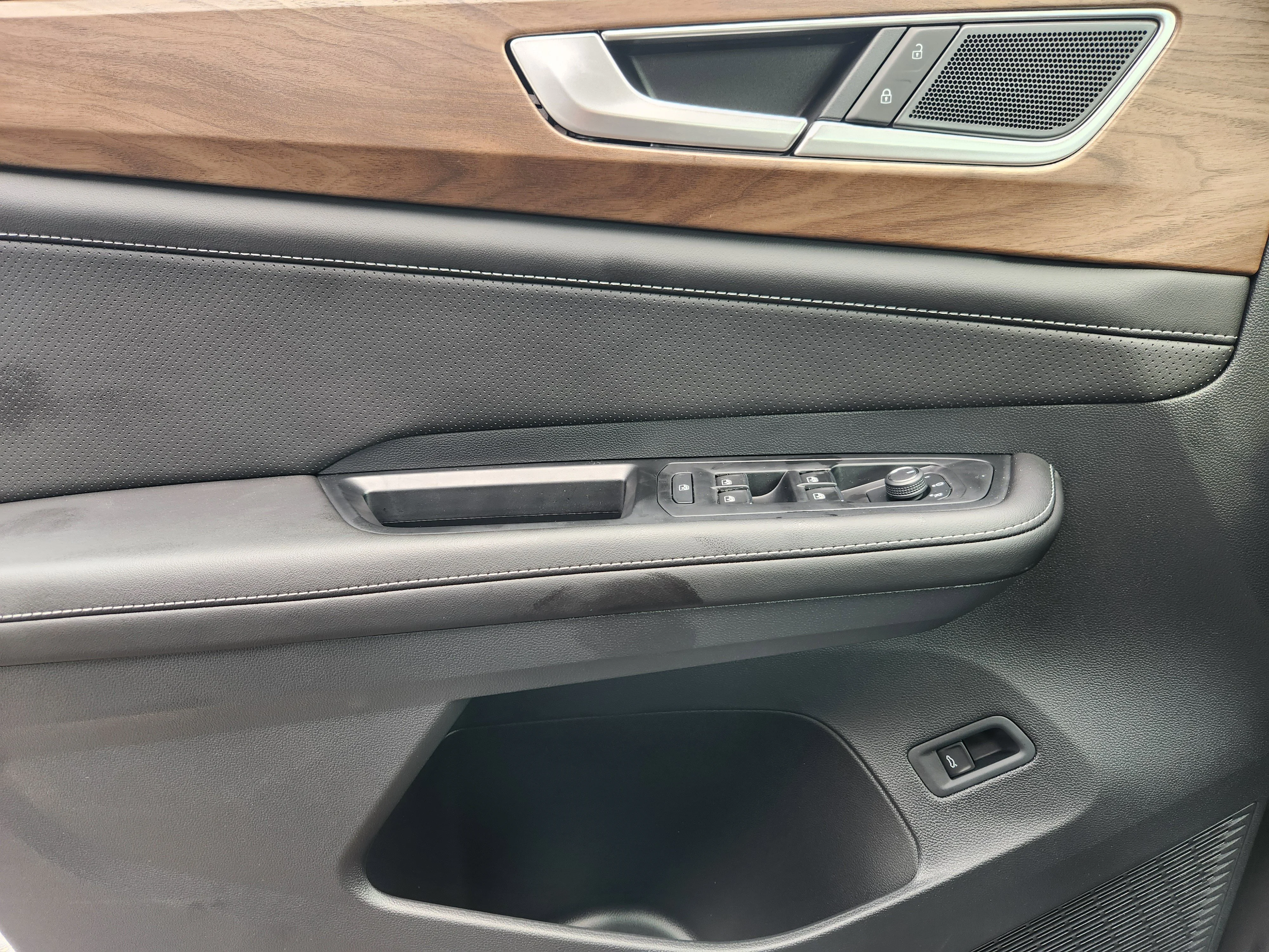 New 2026 Silver Volkswagen 2.0T SE w/Technology image 16