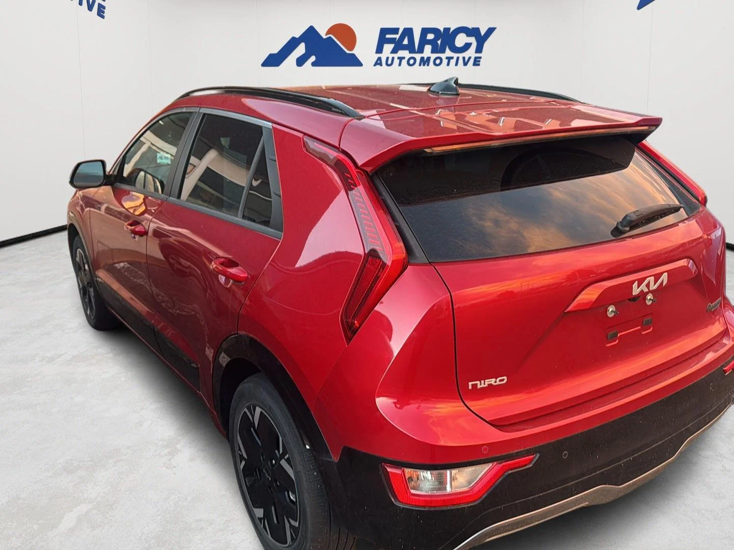 Used 2023 Runway Red Kia Wind image 7