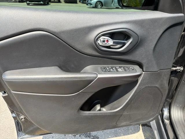 Used 2019 Black Jeep Latitude Plus image 16