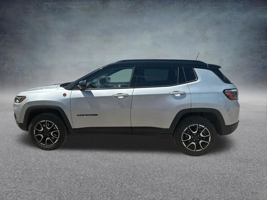 Used 2025 Silver Zynith Metallic Clearcoat Jeep Trailhawk image 32
