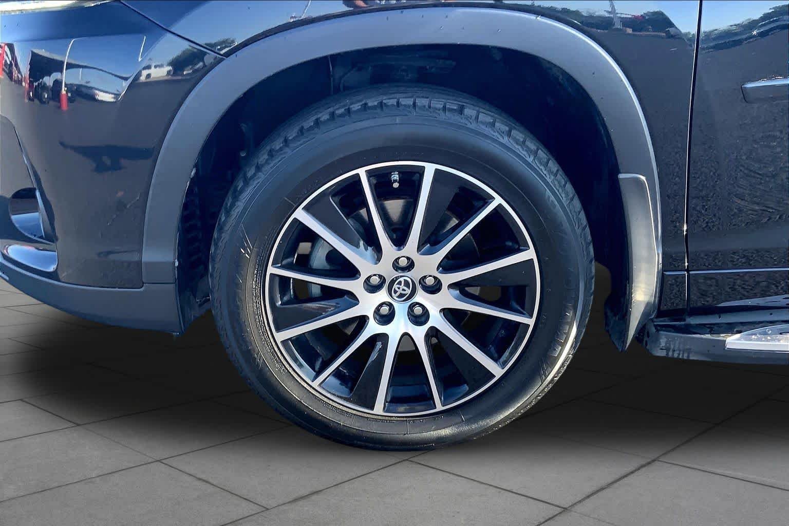 Used 2018 Midnight Black Metallic Toyota XLE image 11