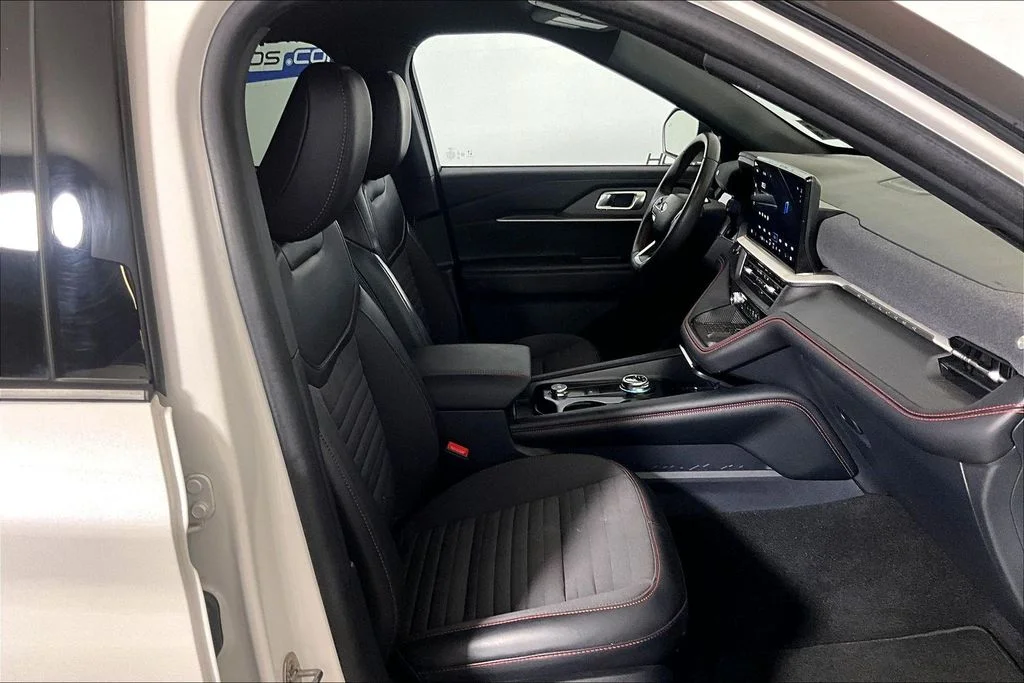 Used 2025 White Metallic Ford ST-Line image 6