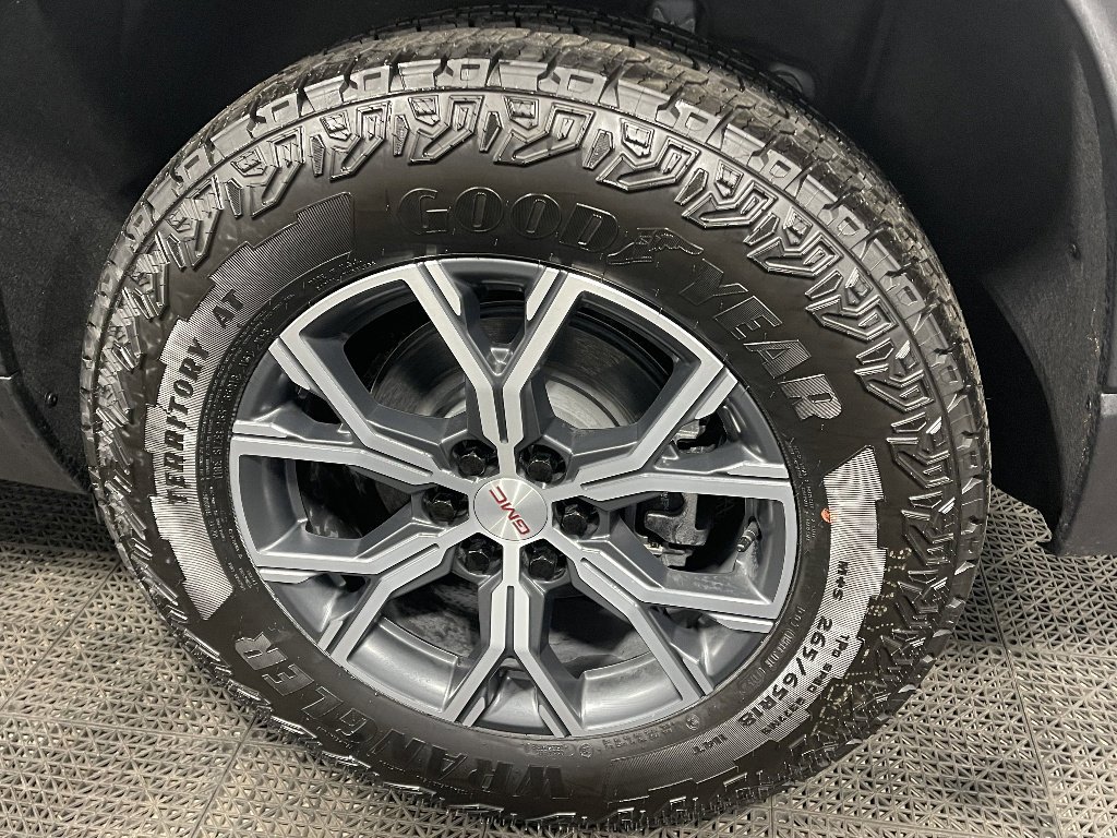 2025 GMC Acadia AT4 - Photo 13