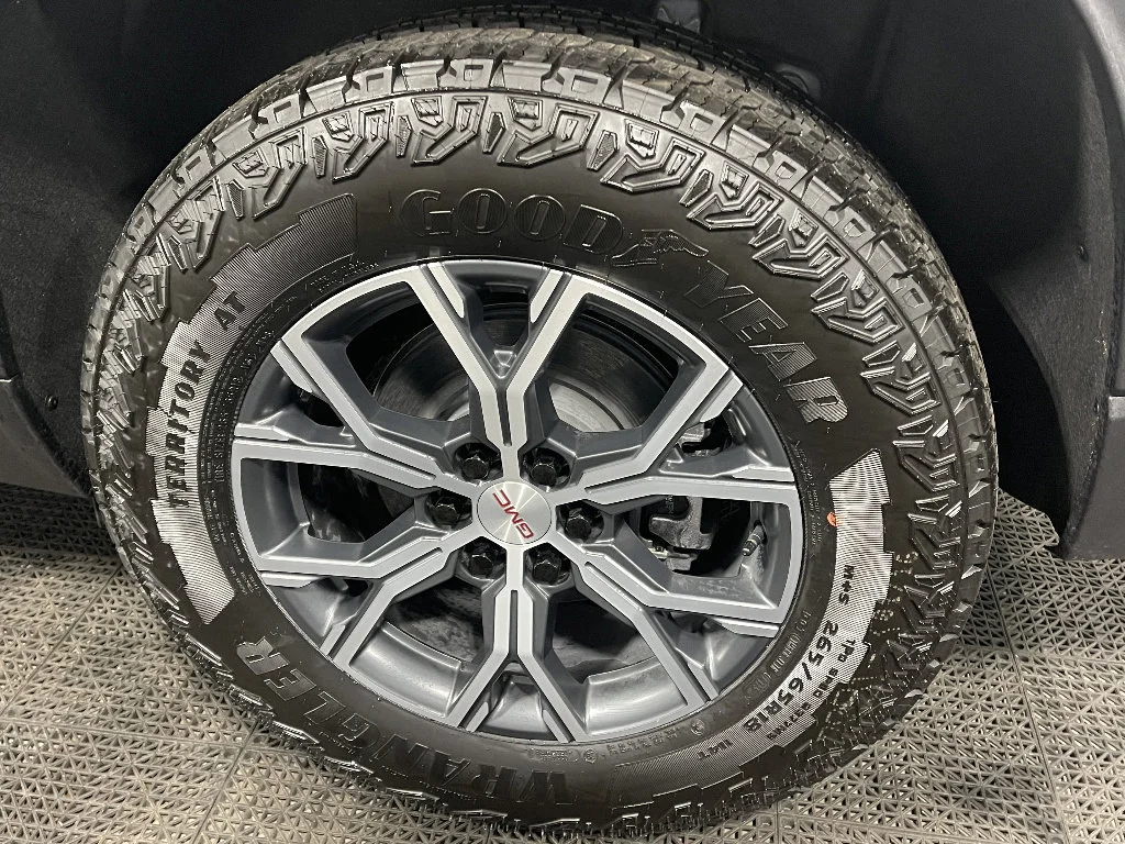 2025 GMC Acadia AT4 - Photo 13