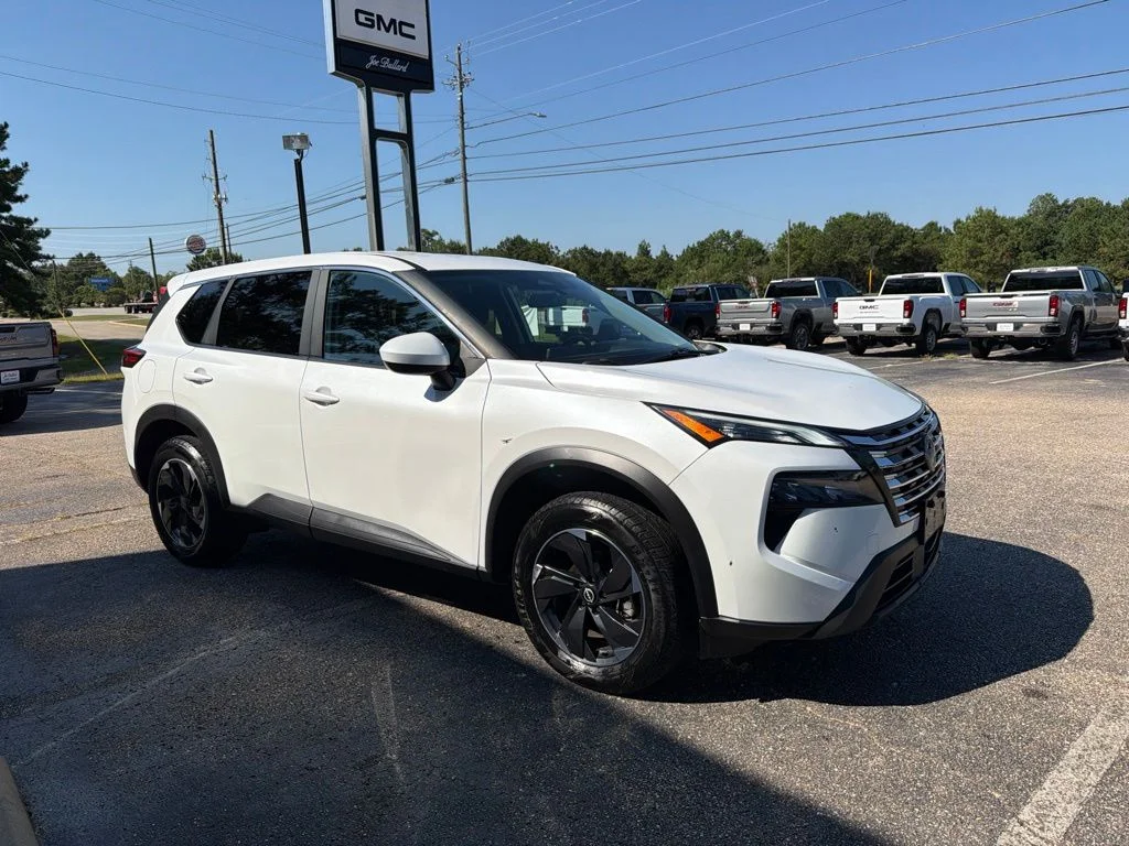 Used 2025 White Pearl Nissan SV image 7