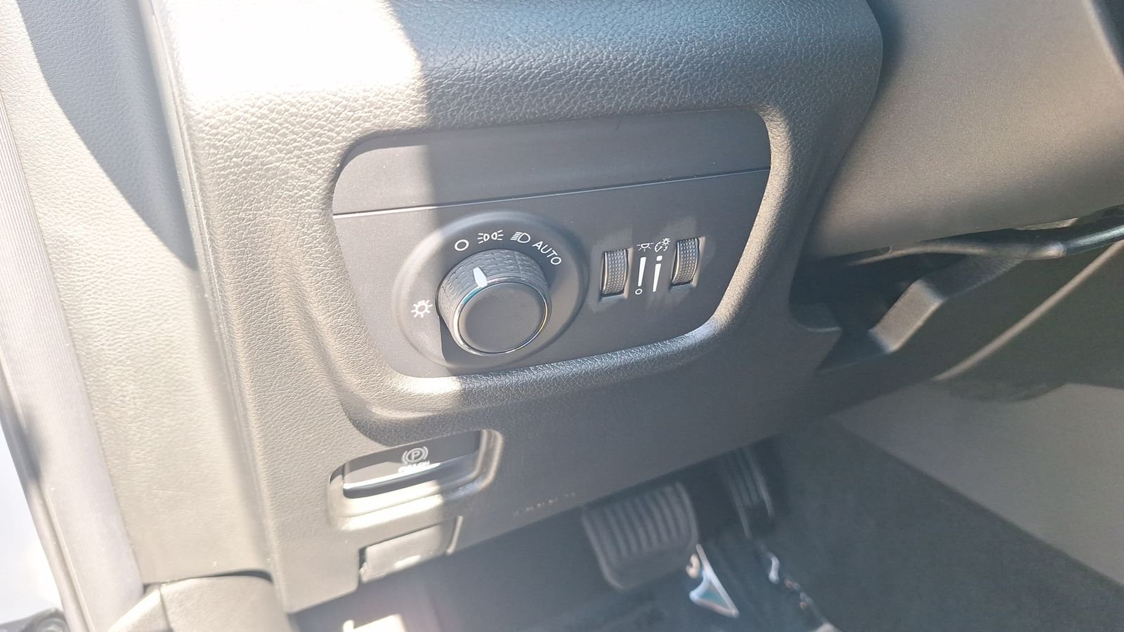 New 2026 Bright White Clear-Coat Exterior Paint Jeep Altitude image 19
