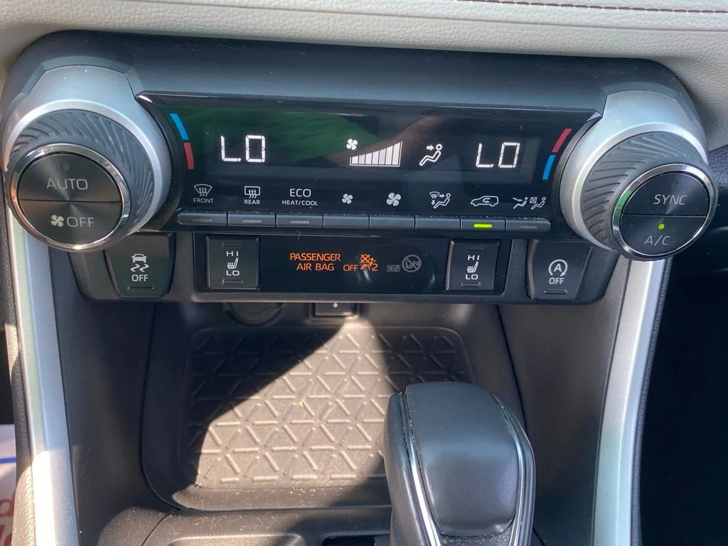 Used 2020 Silver Toyota XLE Premium image 25