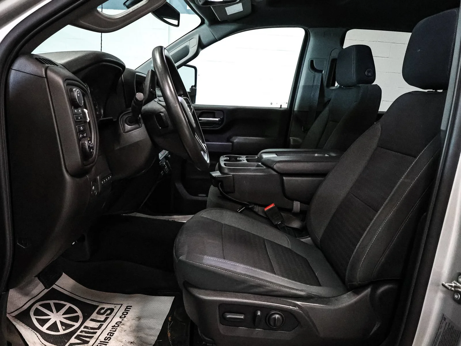 Used 2022 Silver Ice Metallic Chevrolet Custom image 23