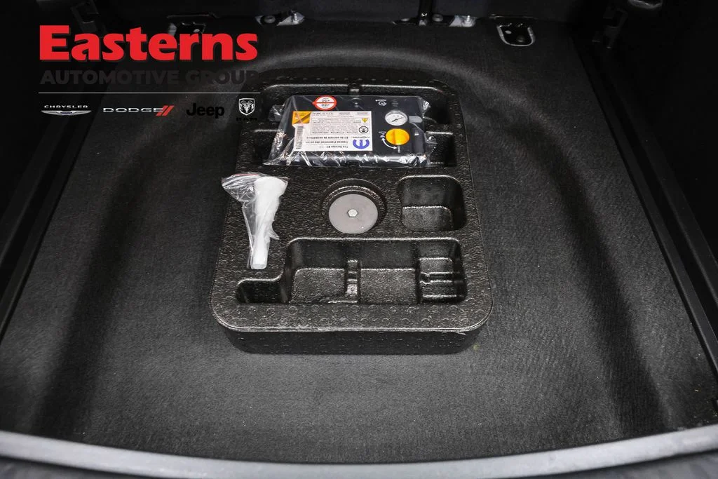 Used 2025 White Jeep Limited image 21