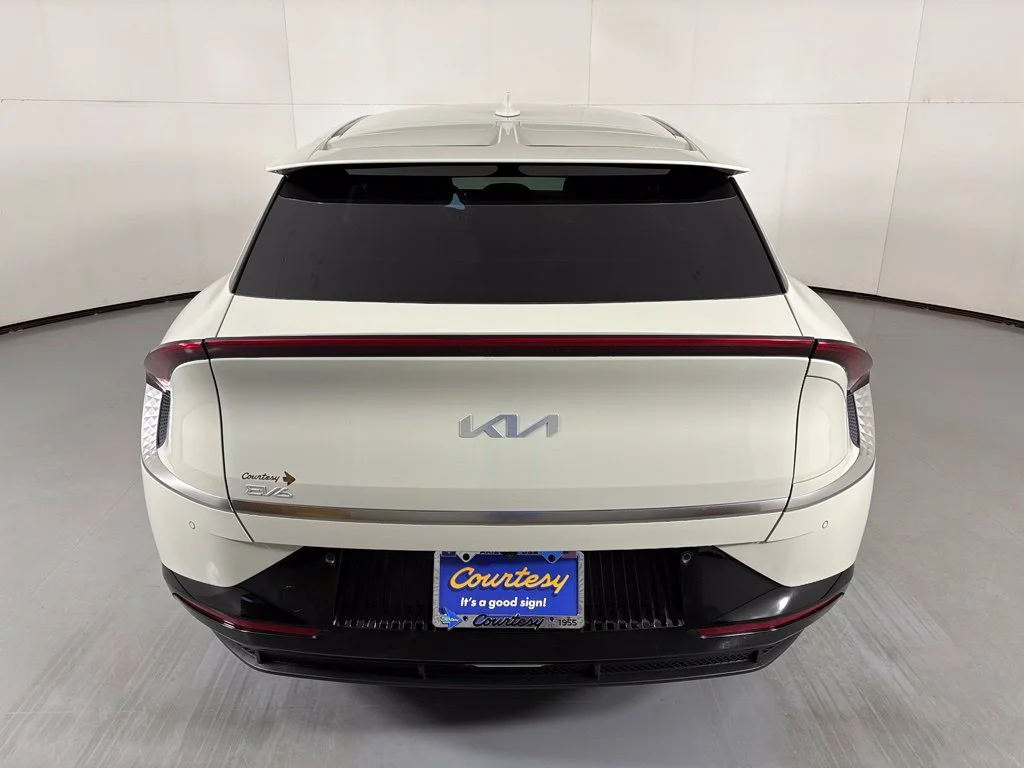 Used 2023 White Kia Wind image 7