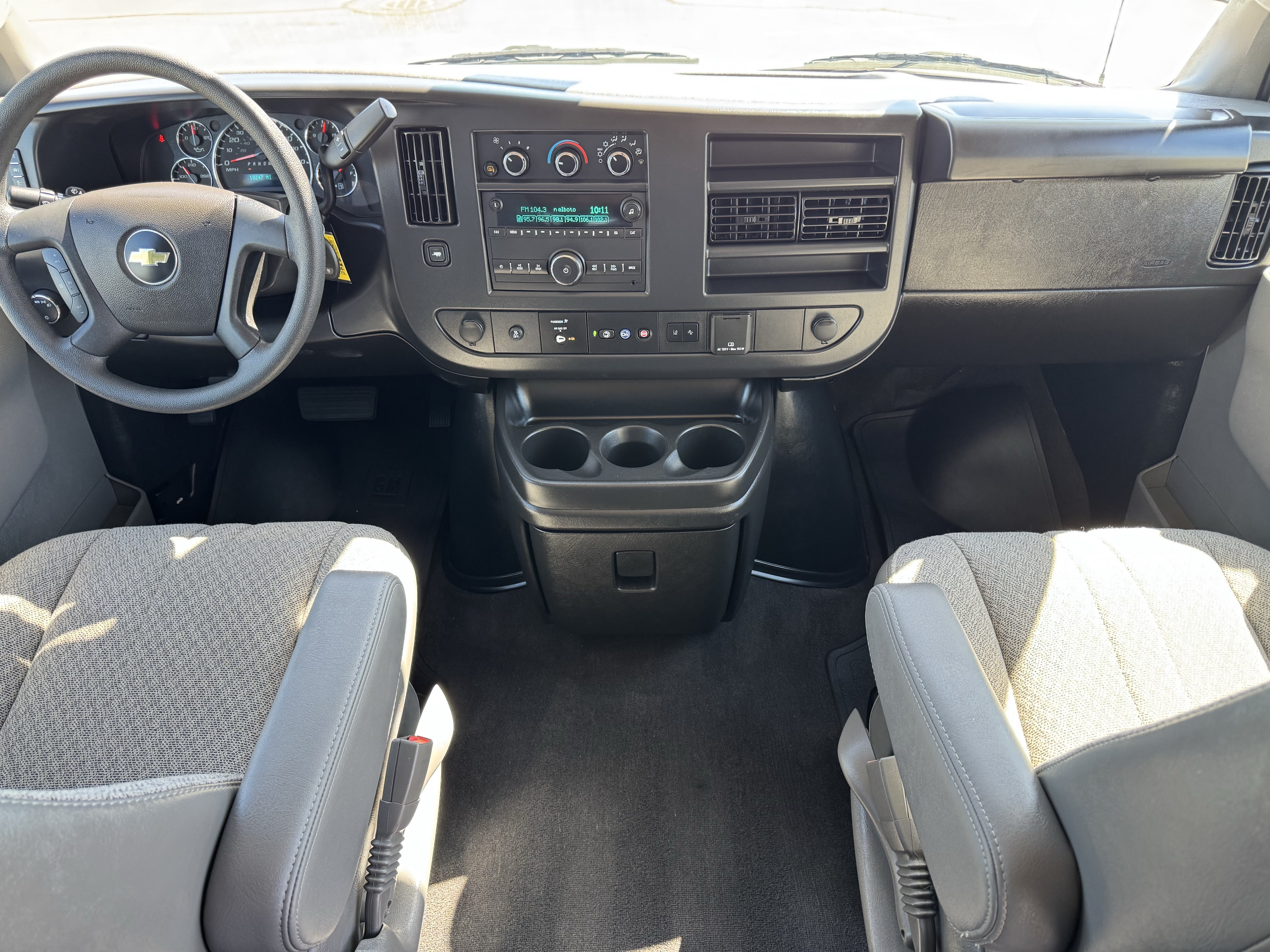 2025 Chevrolet Express Passenger LT - Photo 18