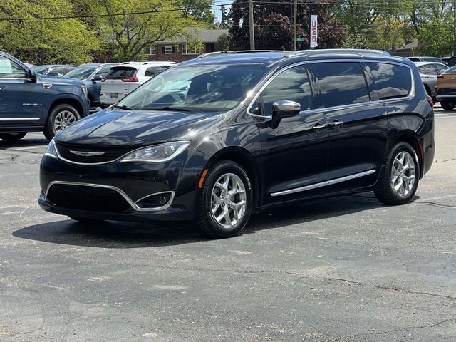 2019 Chrysler Pacifica Limited's photo