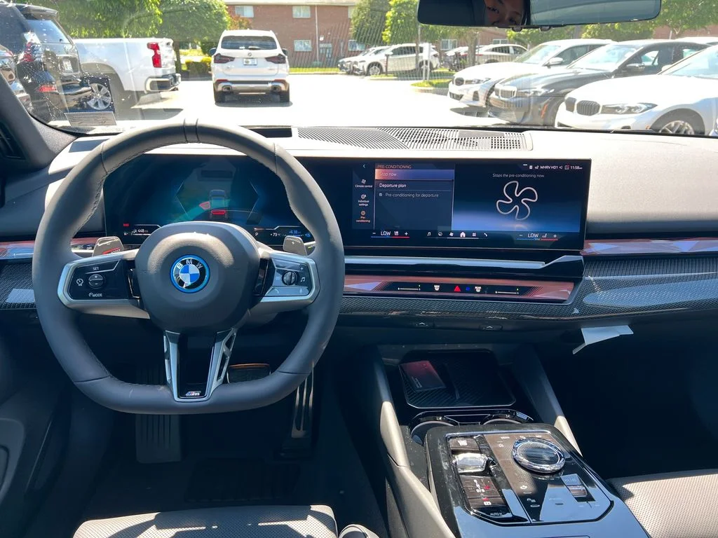 New 2027 Black BMW 550e xDrive image 27