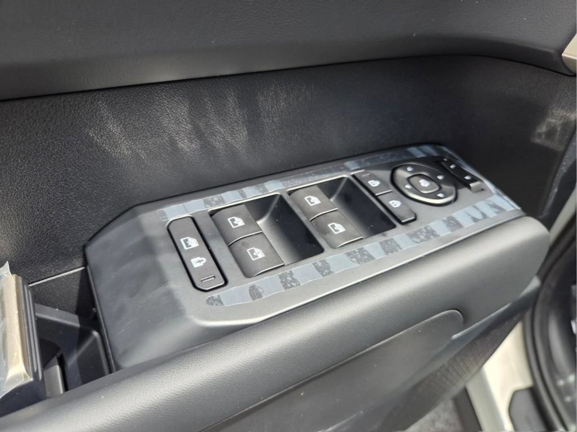 New 2027 Ivory Silver Kia EX image 17